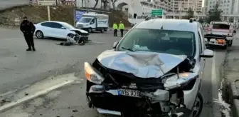 Üç aracın karıştığı kazada 2'si çocuk 6 kişi yaralandı
