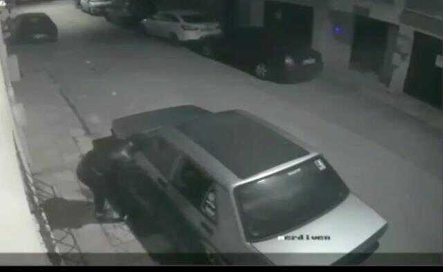 32 saniyede kapısını açtığı aracın 6 dakikada teyp ve ses sistemini çaldı