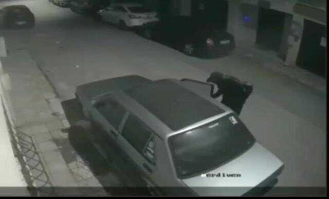 32 saniyede kapısını açtığı aracın 6 dakikada teyp ve ses sistemini çaldı