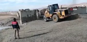Özalp'ta 50 metruk bina yıkıldı