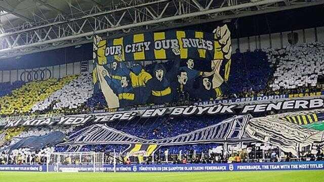 Bu pankartı unutmadılar! Galatasaray tribünlerinden Fenerbahçe taraftarına olay gönderme Bu pankartı unutmadılar! Galatasaray tribünlerinden Fenerbahçe taraftarına olay gönderme