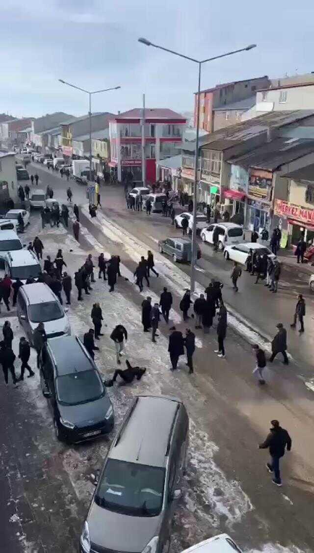 Erzurum'da meydan savaşı gibi kavga: 4 yaralı