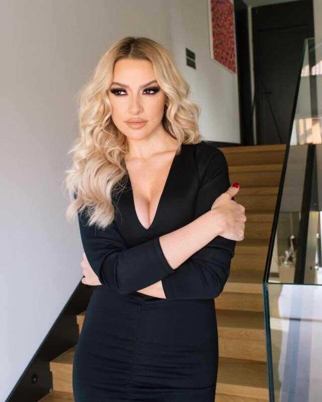 Hadise göğüs dekolteli pozuyla hayranlarının aklını başından aldı