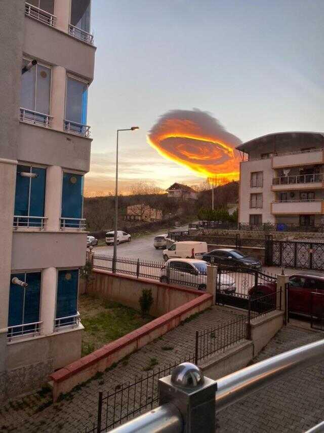 Bursa'da gökyüzünde oluşan mercek bulutunu görenler telefonlarına sarıldı