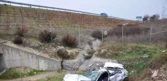 Manisa'da şarampole devrilen otomobildeki 2 kişi ağır yaralandı