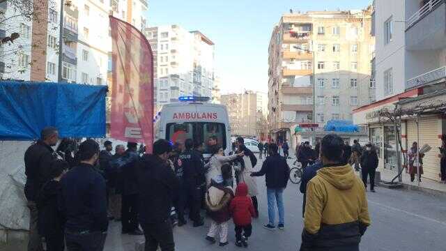 Diyarbakır'da karısını defalarca bıçaklayan adam 'Eşimin boğazını kestim' diyerek yardım istedi Diyarbakır'da karısını defalarca bıçaklayan adam 'Eşimin boğazını kestim' diyerek yardım istedi