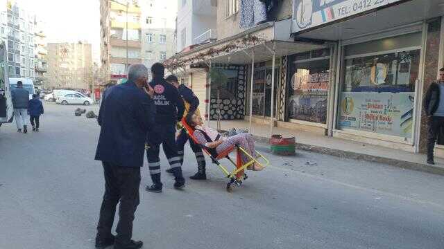 Diyarbakır'da karısını defalarca bıçaklayan adam 'Eşimin boğazını kestim' diyerek yardım istedi Diyarbakır'da karısını defalarca bıçaklayan adam 'Eşimin boğazını kestim' diyerek yardım istedi