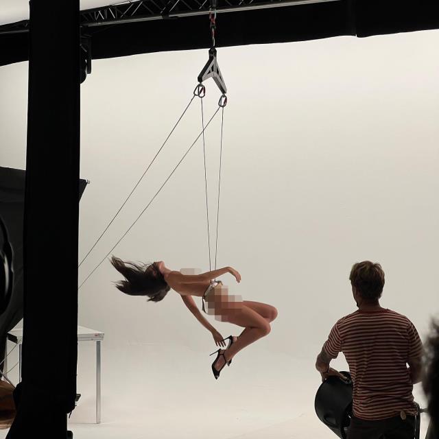 Tedirgin eden görüntü! Ünlü model Emily Ratajkowski çıplak şekilde ipe asılarak poz verdi
