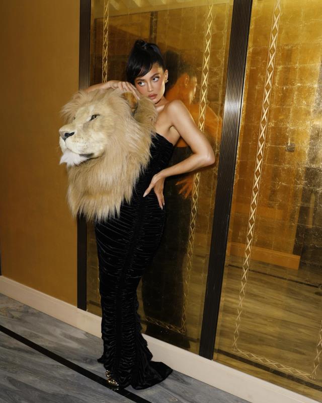Bu nasıl kıyafet! Dünyaca ünlü model Kylie Jenner, omzunda aslan kafası taşıdı