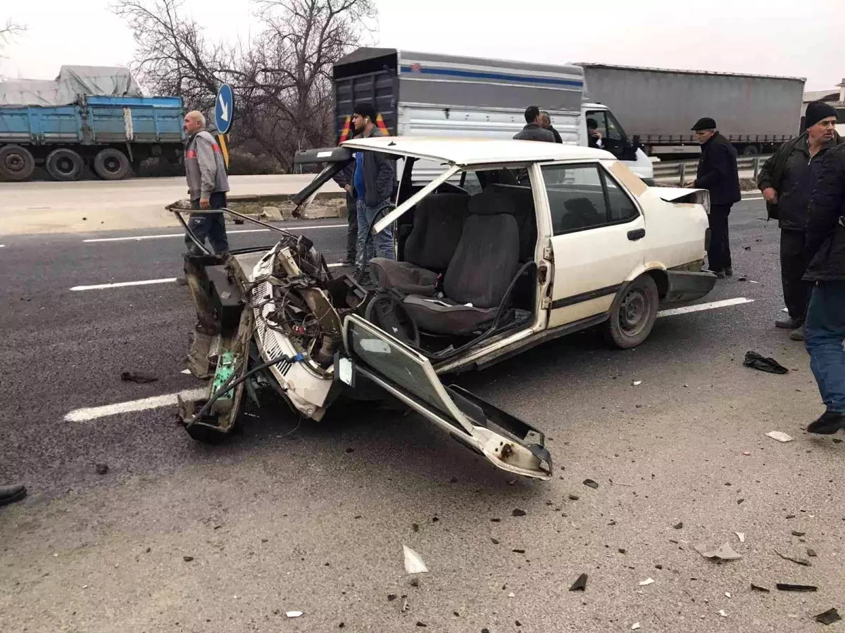 Bursa da feci kaza Otomobil ikiye bölündü 3 kişi yaralandı Son Dakika