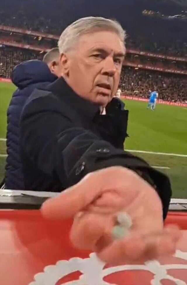 Önce şaşırdı sonra elindekileri uzattı! Ancelotti'den rakip taraftara görülmemiş ikram