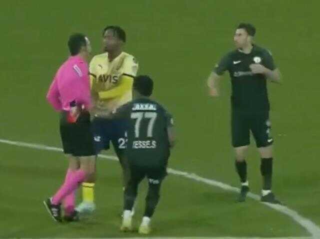 Rakibe kırmızı kart göstermeye yeltenen hakeme Batshuayi'den ağızları açık bırakan hareket