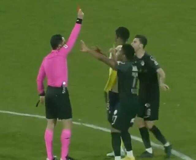 Rakibe kırmızı kart göstermeye yeltenen hakeme Batshuayi'den ağızları açık bırakan hareket