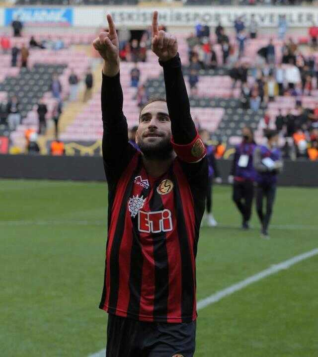 Eskişehirspor'un kaptanı Hasan Ulaş Uygur: Tek hedefim Eskişehir'in ait olduğu yere geri dönmesi