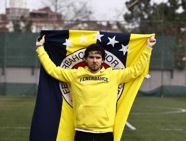 Favori pozisyonunu söyleyen Ferdi Kadıoğlu, daha tercümanın çevirisi bitmeden hemen araya girdi: Şaka yaptım