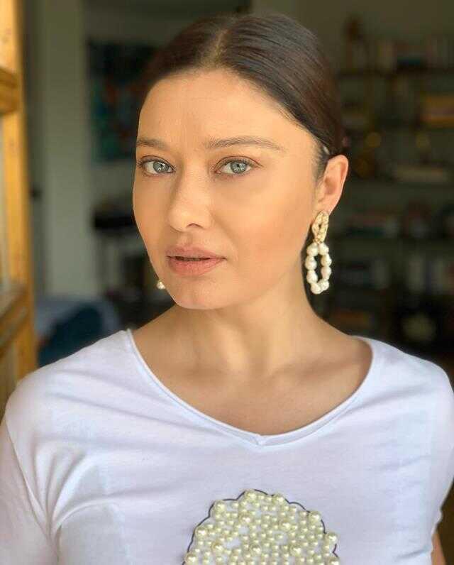 TBT akımına uyan Nurgül Yeşilçay, yıllar önceki fotoğraflarını paylaştı