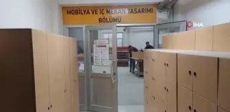 Şırnak'ta kurumların masa, sıra ve dolapları liseli öğrencilerinden elinden geçiyor