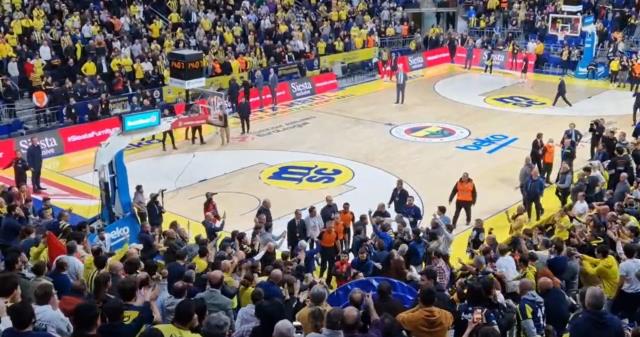 Dünya, Fenerbahçe maçında yaşananları konuşuyor! Hakemler güvenlikten yardım istedi