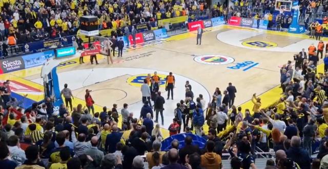 Dünya, Fenerbahçe maçında yaşananları konuşuyor! Hakemler güvenlikten yardım istedi