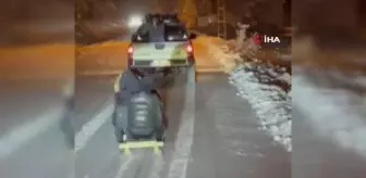 Cipin arkasına bağladıkları kızakla kayak keyfi yaptılar