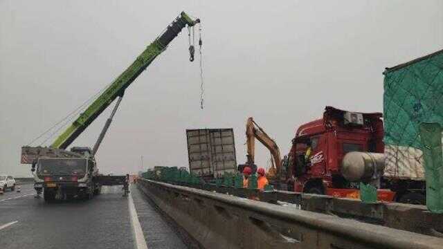 50 aracın karıştığı zincirleme kazada 16 kişi öldü, 66 kişi yaralandı