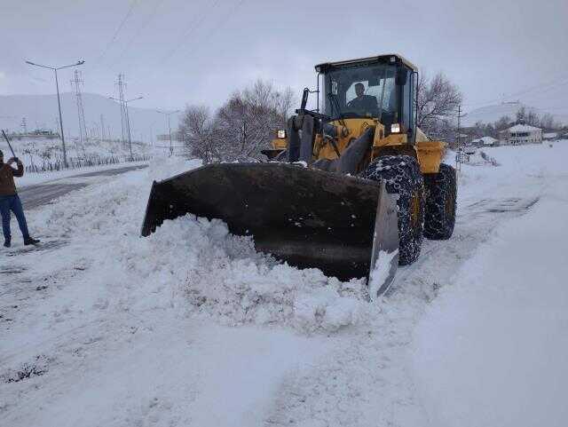 Kar yağışının etkisi altındaki Varto'da, günde 1200 ton kar ilçe dışına taşınıyor Kar yağışının etkisi altındaki Varto'da, günde 1200 ton kar ilçe dışına taşınıyor