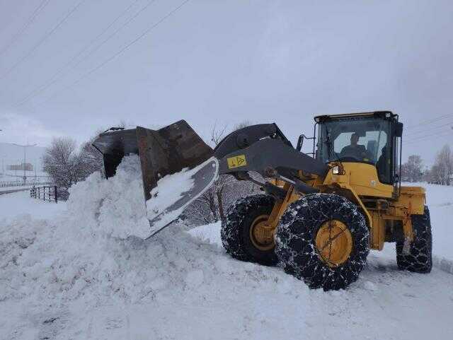 Kar yağışının etkisi altındaki Varto'da, günde 1200 ton kar ilçe dışına taşınıyor Kar yağışının etkisi altındaki Varto'da, günde 1200 ton kar ilçe dışına taşınıyor