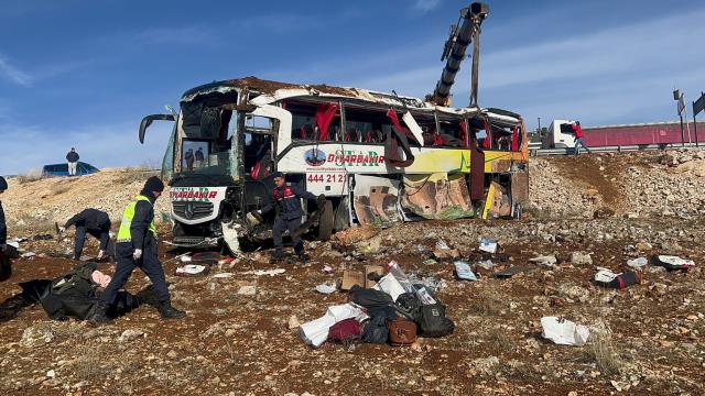 Son Dakika! Diyarbakır'dan Bodrum'a giden yolcu otobüsü devrildi: 8 kişi öldü, 35 kişi yaralandı