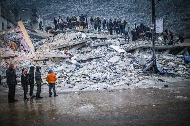 7.4'lük depremden etkilenen Suriye'de can kaybı 427'ye yükseldi, yüzlerce yaralı var