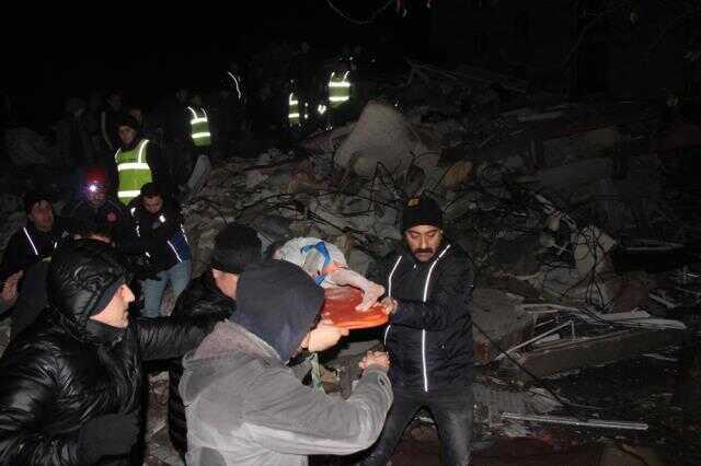 Depremde ağır yara alan Hatay'da 26 saat sonra gelen mutluluk! 2 çocuk enkazdan sağ olarak kurtarıldı