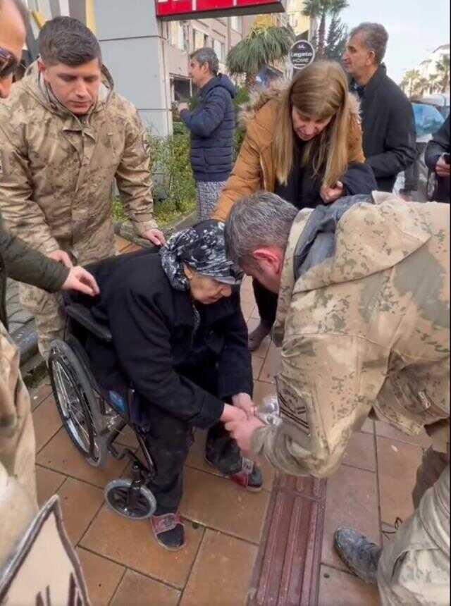 Hatay'da enkazda mahsur kalan yaşlı çifti, askerler kurtardı