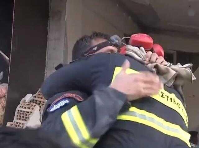 Hatay'da enkazdan 6 yaşındaki çocuğu çıkaran Yunan ekibi, sevince boğuldu