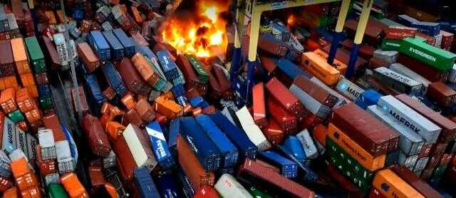 İskenderun Limanı'nda depremde devrilen konteynerlerde çıkan yangın devam ediyor