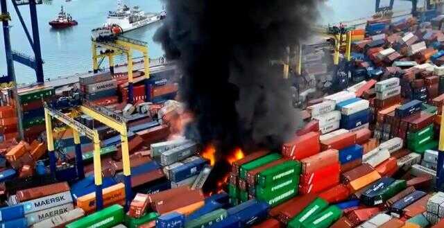 İskenderun Limanı'nda depremde devrilen konteynerlerde çıkan yangın devam ediyor