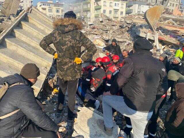Enkaz altından 54 saat sonra kurtarılan engelli kız: Gelmiyorum, uyuyacağım Enkaz altından 54 saat sonra kurtarılan engelli kız: Gelmiyorum, uyuyacağım