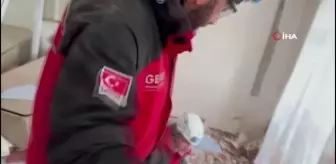Enkaz altından saatler sonra inanılmaz kurtuluş: Ekipler 2 çocuk ve 1 kadını enkaz altından sağ çıkardı
