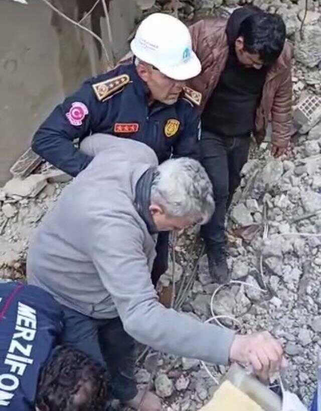 Enkazdan çıkarılan yaşlı adamla, kendisine botlarını veren itfaiye eri arasındaki diyalog yürekleri dağladı Enkazdan çıkarılan yaşlı adamla, kendisine botlarını veren itfaiye eri arasındaki diyalog yürekleri dağladı