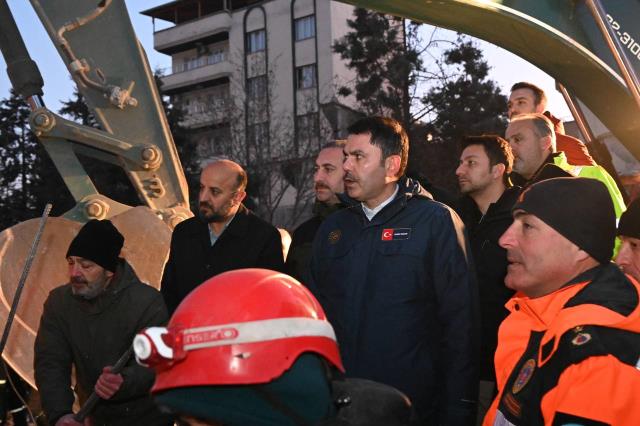 Gaziantep'te 61 yaşındaki adam enkazdan sağ çıkarıldı: Saatler sonra gelen mucizeye Bakan Kurum da tanıklık etti