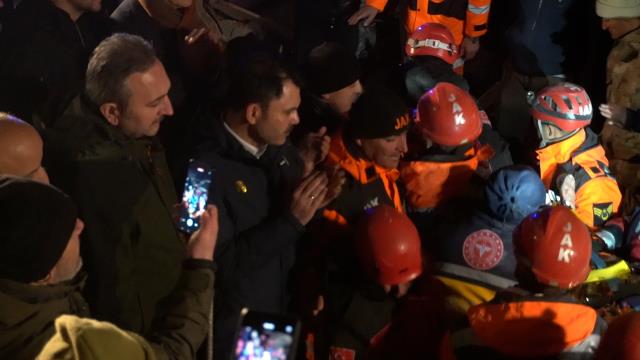 Gaziantep'te 61 yaşındaki adam enkazdan sağ çıkarıldı: Saatler sonra gelen mucizeye Bakan Kurum da tanıklık etti