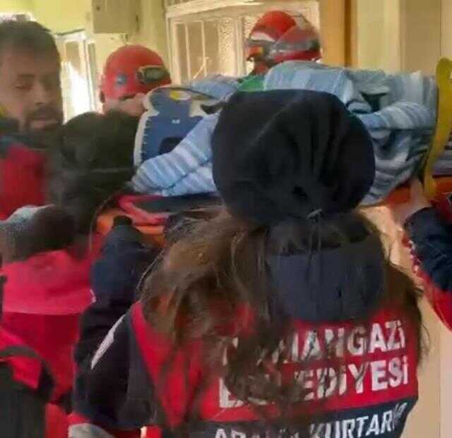 Kahramanmaraş'ta 'Beni bırakmayın ne olur' diyen genç kız, saatler süren çalışmayla kurtarıldı Kahramanmaraş'ta 'Beni bırakmayın ne olur' diyen genç kız, saatler süren çalışmayla kurtarıldı