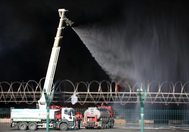 Yangın söndürme topu da atılmıştı! İskenderun Limanı'nda deprem sonrası çıkan yangın devam ediyor