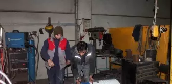 Depremzedeler ve yardım ekipleri için soba üretiyorlar