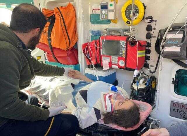 Gaziantep İslahiye'de genç kız enkazdan 78 saat sonra kurtarıldı