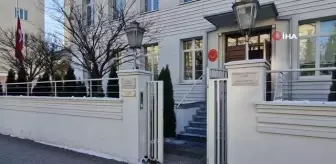 Polonyalı yetkililer Varşova Büyükelçiliğinde taziye defterini imzaladıPolonyalılar Büyükelçilik binasının önüne mum ve karanfil bıraktı