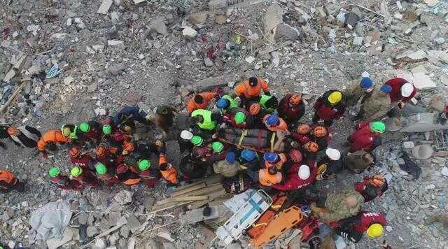 107 saat sonra gelen mucize! Hatay'daki Arzu Apartmanı'nın enkazından 2 kişi daha sağ kurtarıldı