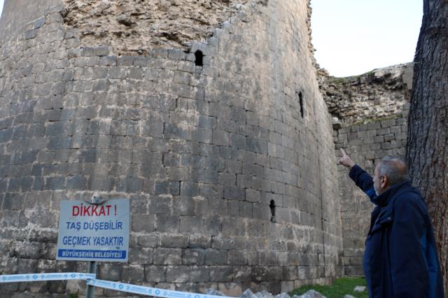 Şiddetli iki deprem 5 bin yıllık Diyarbakır Surları'nı da vurdu
