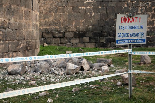 Şiddetli iki deprem 5 bin yıllık Diyarbakır Surları'nı da vurdu