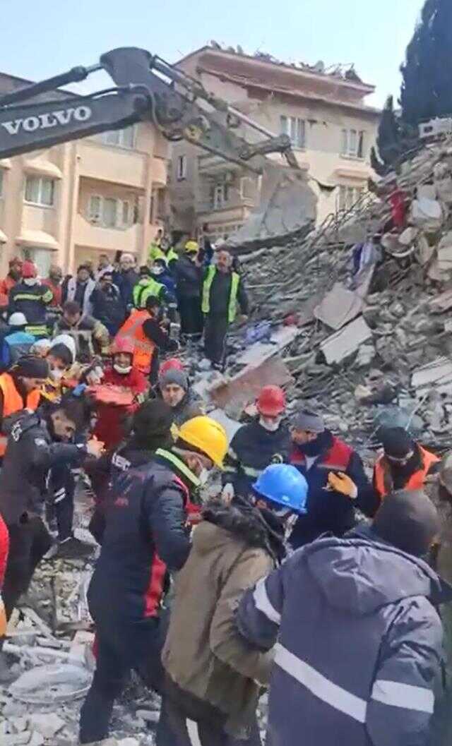 Hatay'da 2 aylık bebek 128 saat sonra enkazdan sağ çıkarıldı Hatay'da 2 aylık bebek 128 saat sonra enkazdan sağ çıkarıldı