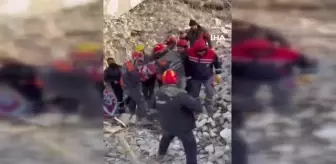 8. günde enkazdan çıkarıldı, ekipler mutluluktan birbirine sarıldı