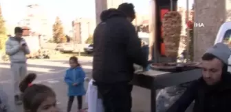 Kahramanmaraş'ta 8 kişilik arkadaş grubu depremzedelere ücretsiz döner ikramında bulundu